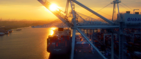 Containerschiff 'Dallas Express' vor einem Hafenkai